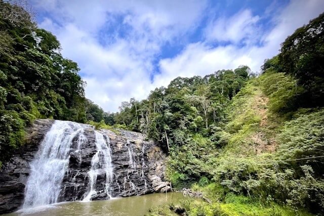 places to travel in August in India